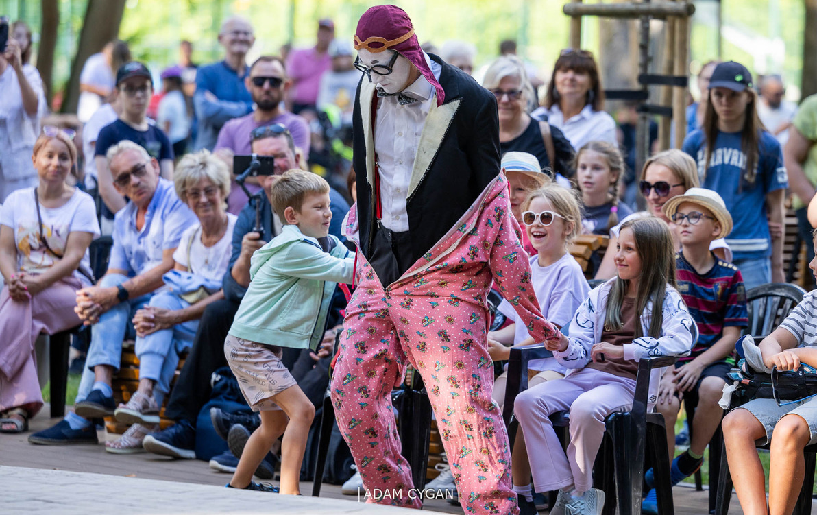 Zdjęcie do &Oacute;smy raz Park Chopina zamienił się w plenerową scenę. Za nami festiwal PARK - Drawski Festiwal Teatr&oacute;w Ulicznych