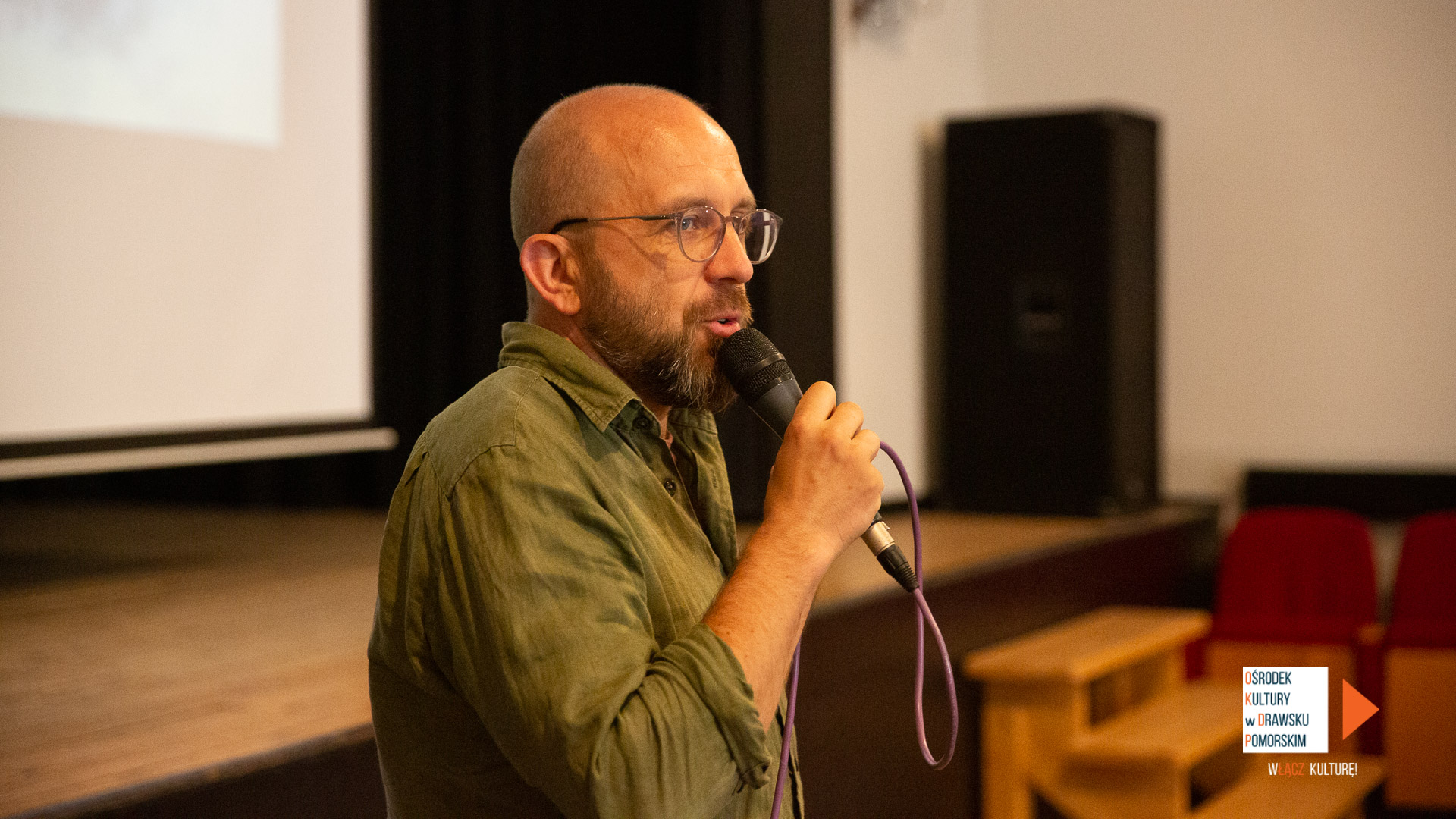 Robert Maciąg podczas spotkania z&nbsp;dziećmi w&nbsp;drawskim Ośrodku Kultury