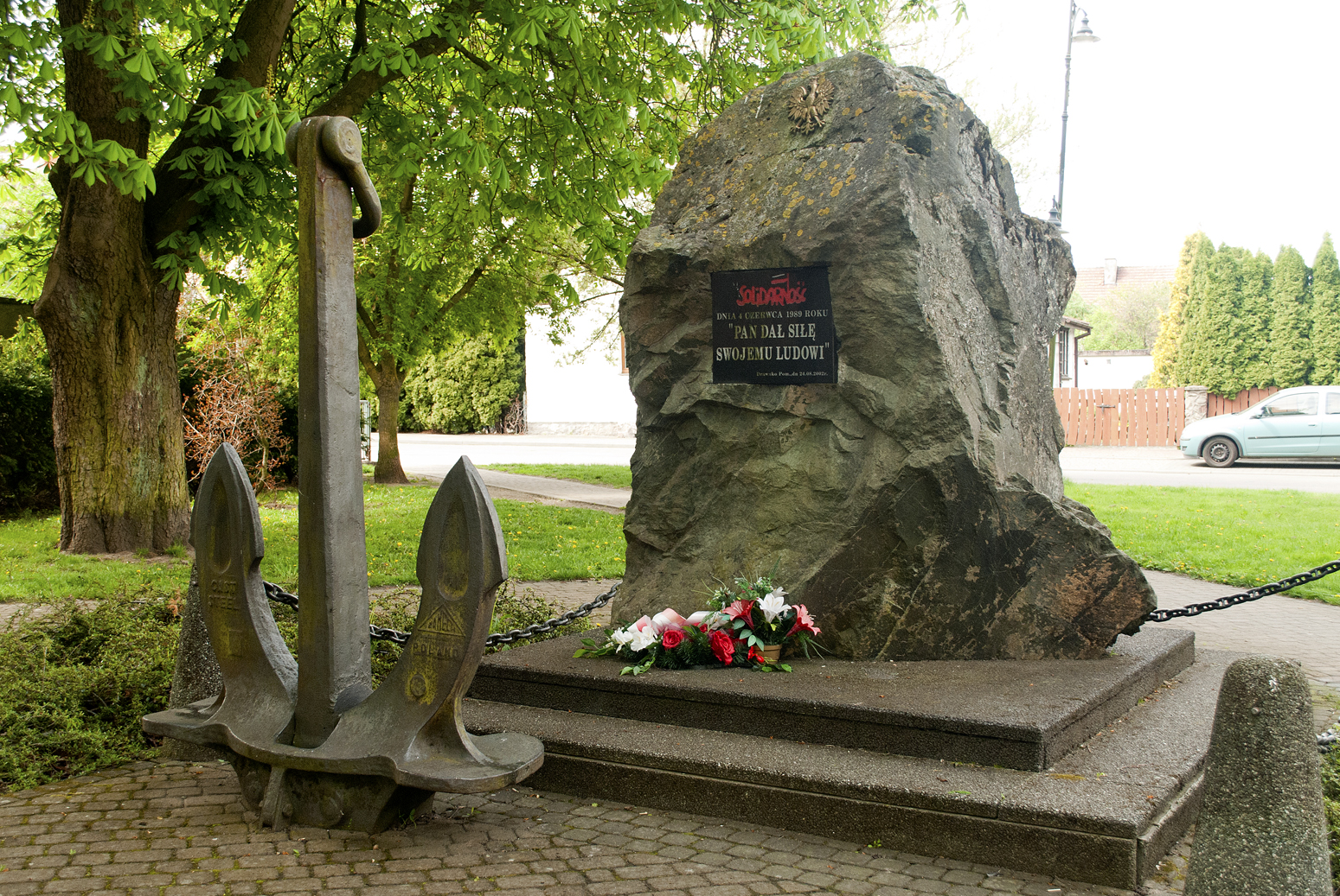 Obelisk w Drawsku Pomorskim z tablicą upamiętniającą zwycięstwo Solidarności 