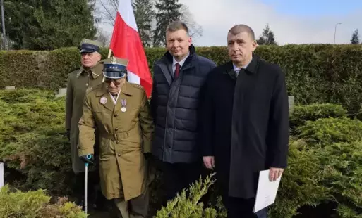 Zdjęcie do Wzruszające chwile na drawskim cmentarzu 