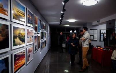 Zdjęcie do Najpiękniejsze fotografie Pojezierza Drawskiego witają widz&oacute;w w kinie Mewa