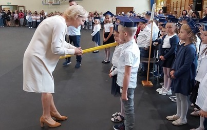 Zdjęcie do  &bdquo;Dzień ten w sercach nam zostanie, bo dziś nasze pasowanie&hellip;&rdquo; - rozpoczęcie roku szkolnego w Szkole Podstawowej nr 1 im. majora Henryka Sucharskiego w Drawsku Pomorskim