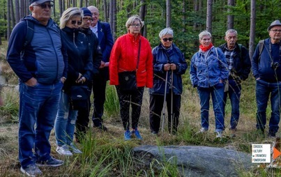 Zdjęcie do Seniorzy zobaczyli wykopaliska archeologiczne na stanowisku w Pławnie