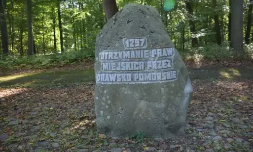 Zdjęcie do Oznakowanie głaz&oacute;w narzutowych zlokalizowanych w Parku Chopina w Drawsku Pomorskim datami istotnymi dla historii Polski i Drawska Pomorskiego