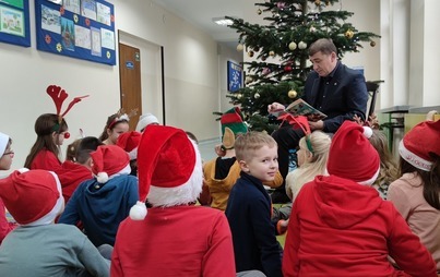 Zdjęcie do Spotkanie burmistrza z uczniami - wsp&oacute;lne czytanie bajek